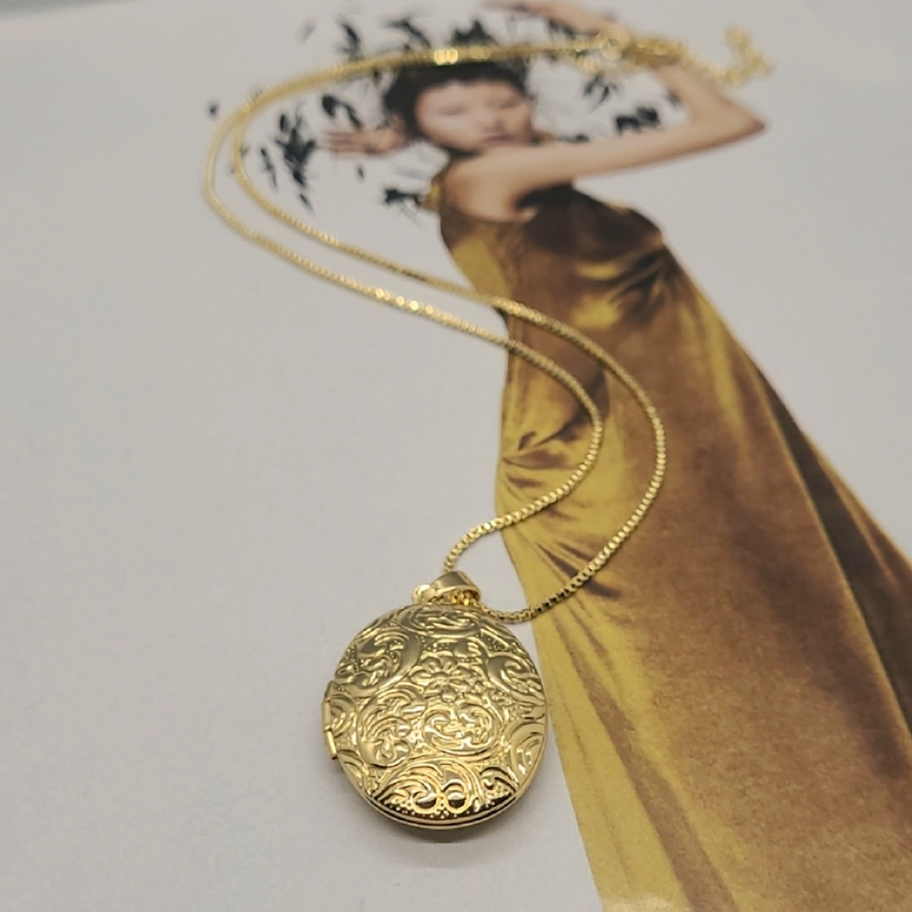 Vintage Floral Engraved Working Photo Locket Pendant Gold Necklace